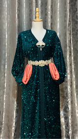 قفطان مميز باللون الأخضر الزمردي