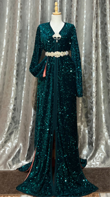 قفطان مميز باللون الأخضر الزمردي