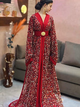 قفطان أحمر مزين بأحجار لامعة