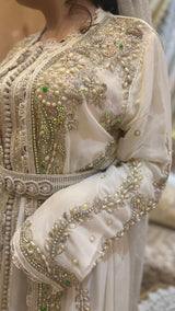 قفطان أبيض مع أحجار