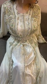 قفطان أبيض مع أحجار