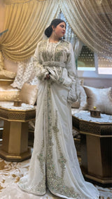 قفطان أبيض مع أحجار