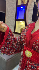 قفطان أحمر مزين بأحجار لامعة