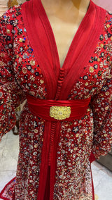 قفطان أحمر مزين بأحجار لامعة