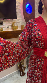 قفطان أحمر مزين بأحجار لامعة