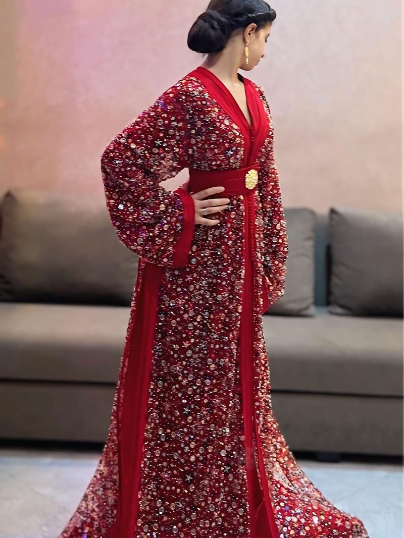 Kaftan rouge orné de pierres brillantes