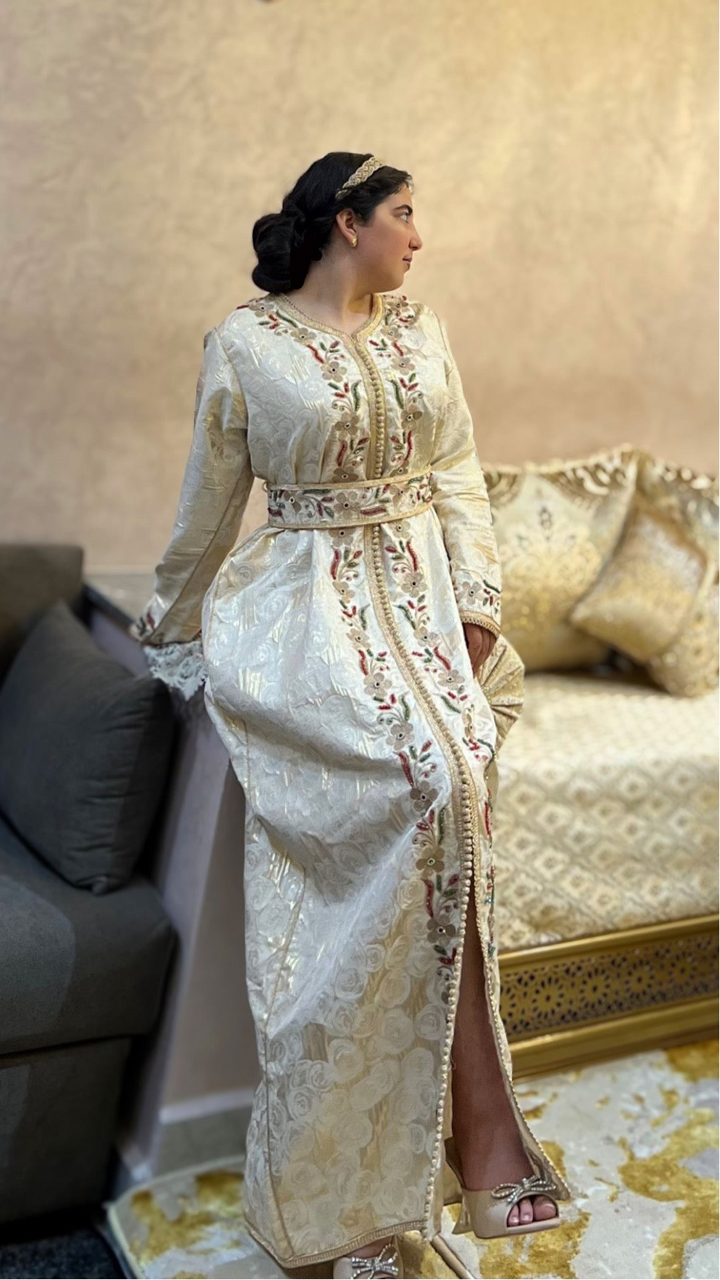 Caftan cuivre orné de pierres colorées
