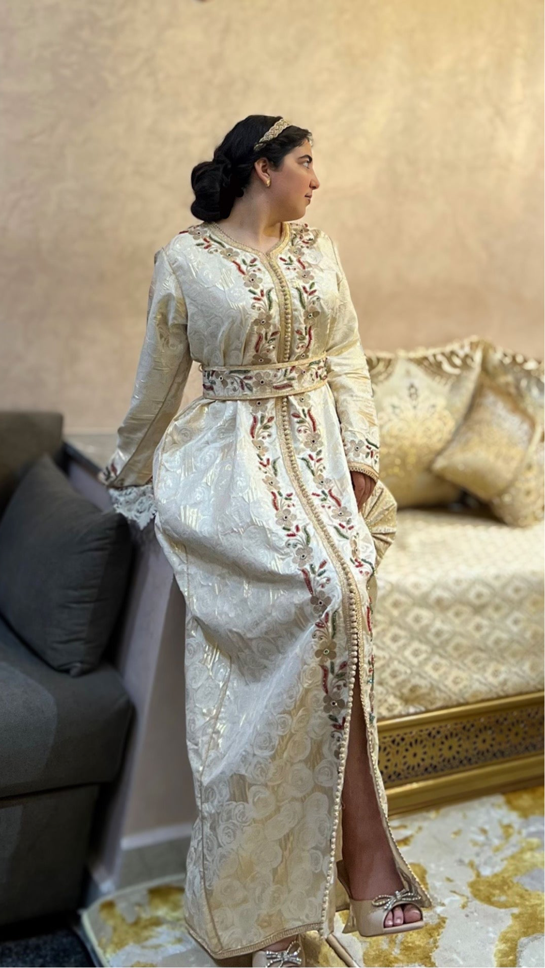 Caftan cuivre orné de pierres colorées