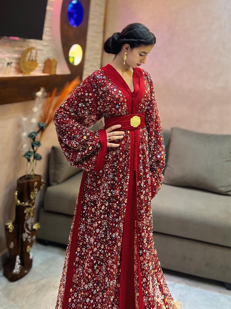 Kaftan rouge orné de pierres brillantes