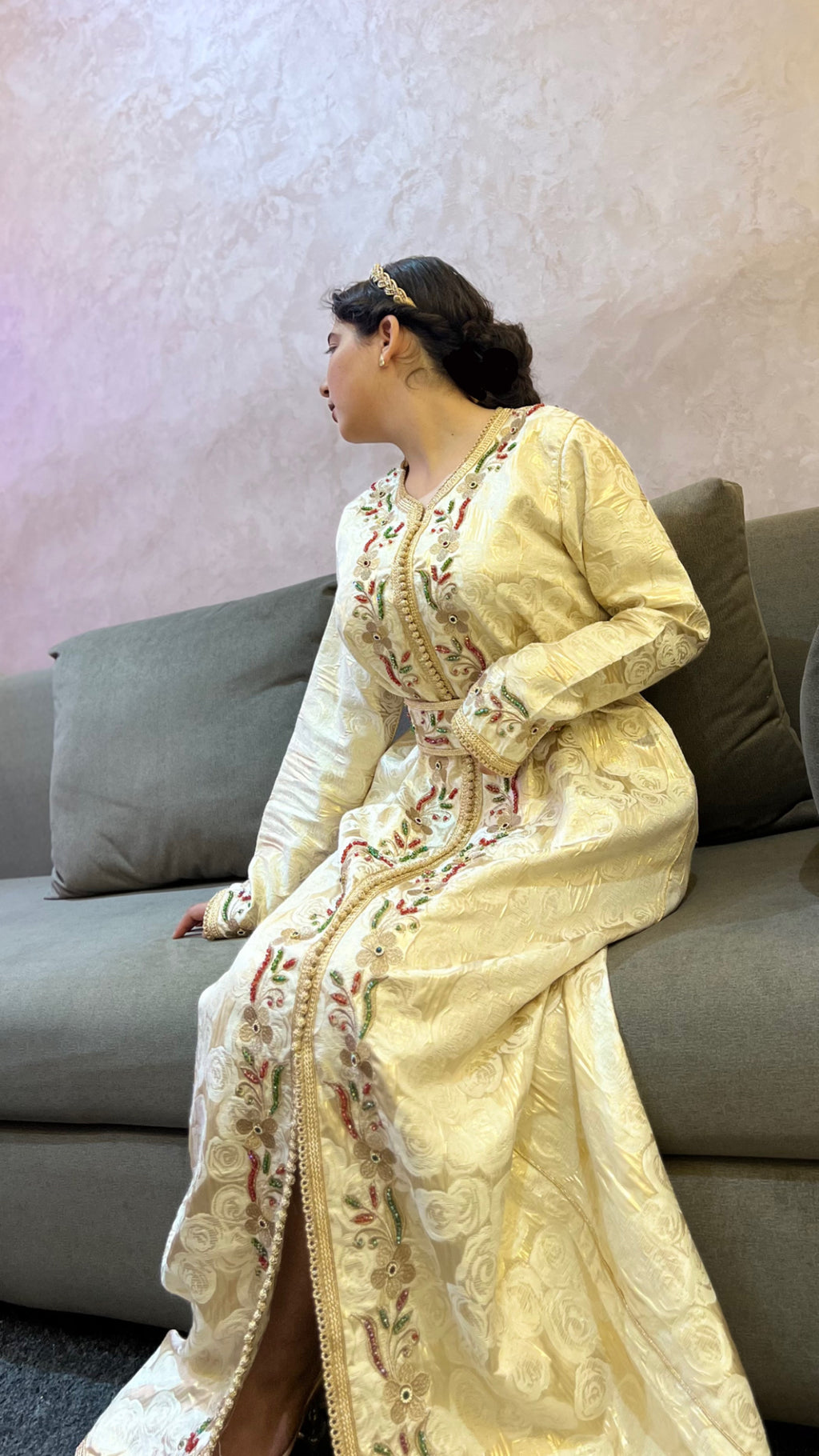 Caftan cuivre orné de pierres colorées