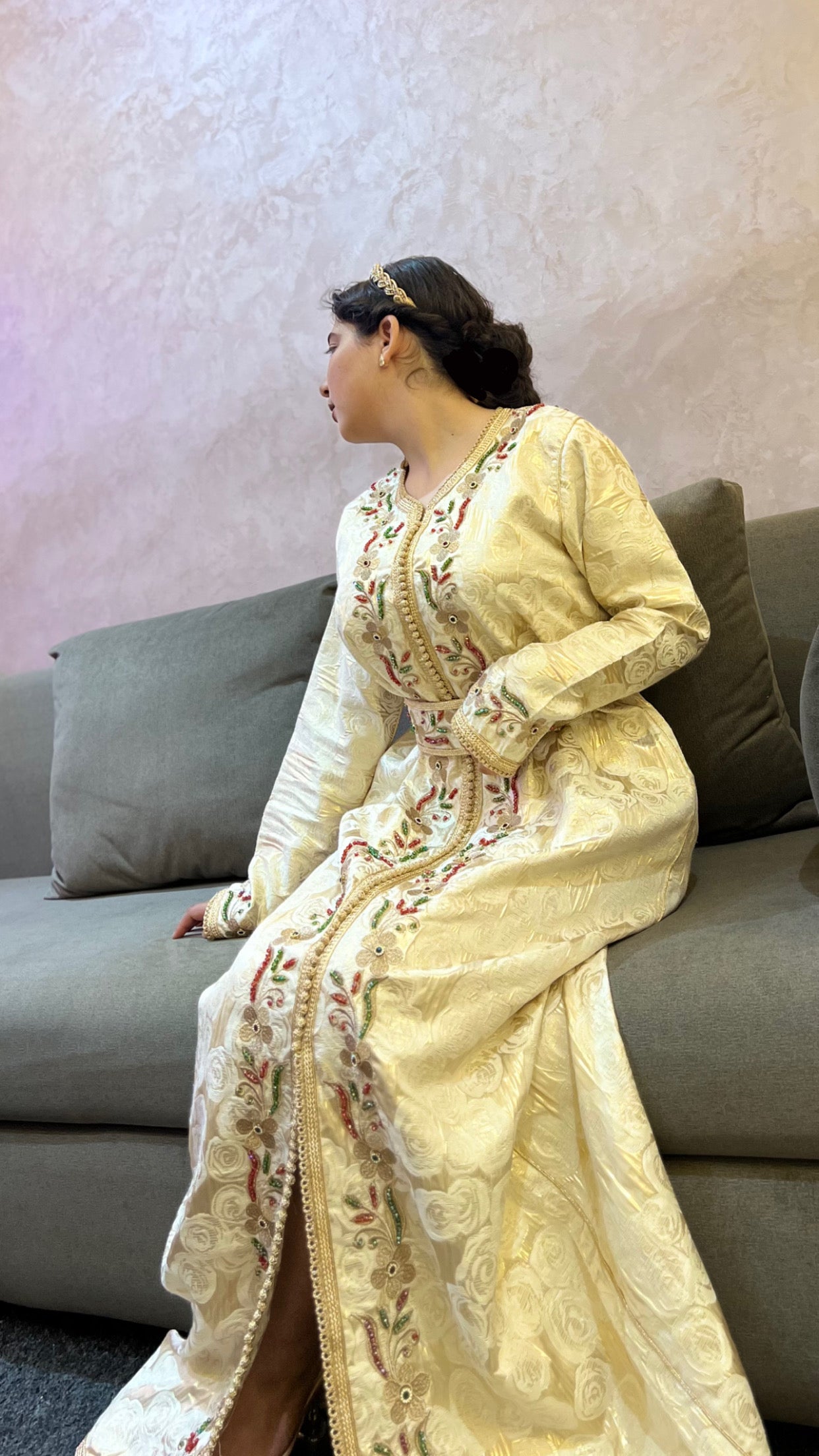 Caftan cuivre orné de pierres colorées