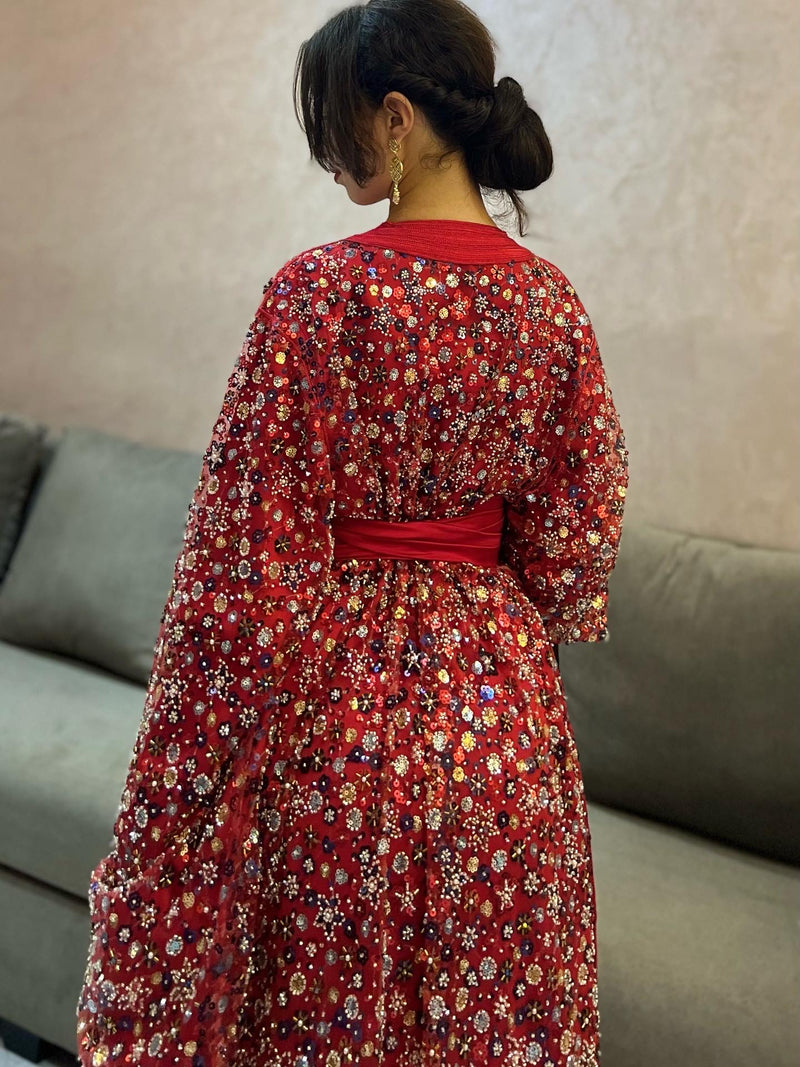 Kaftan rouge orné de pierres brillantes