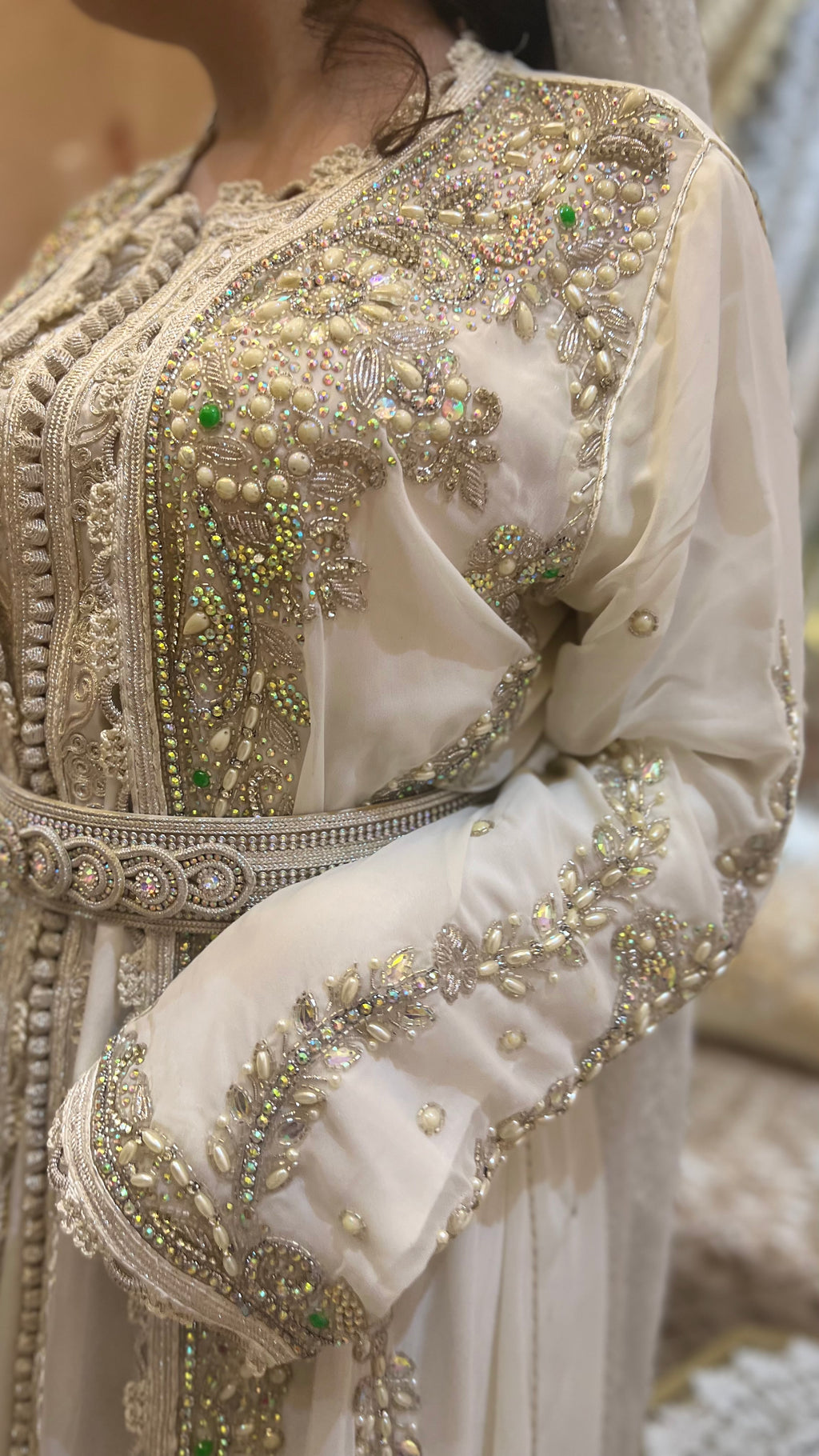 Kaftan blanc orné de pierres