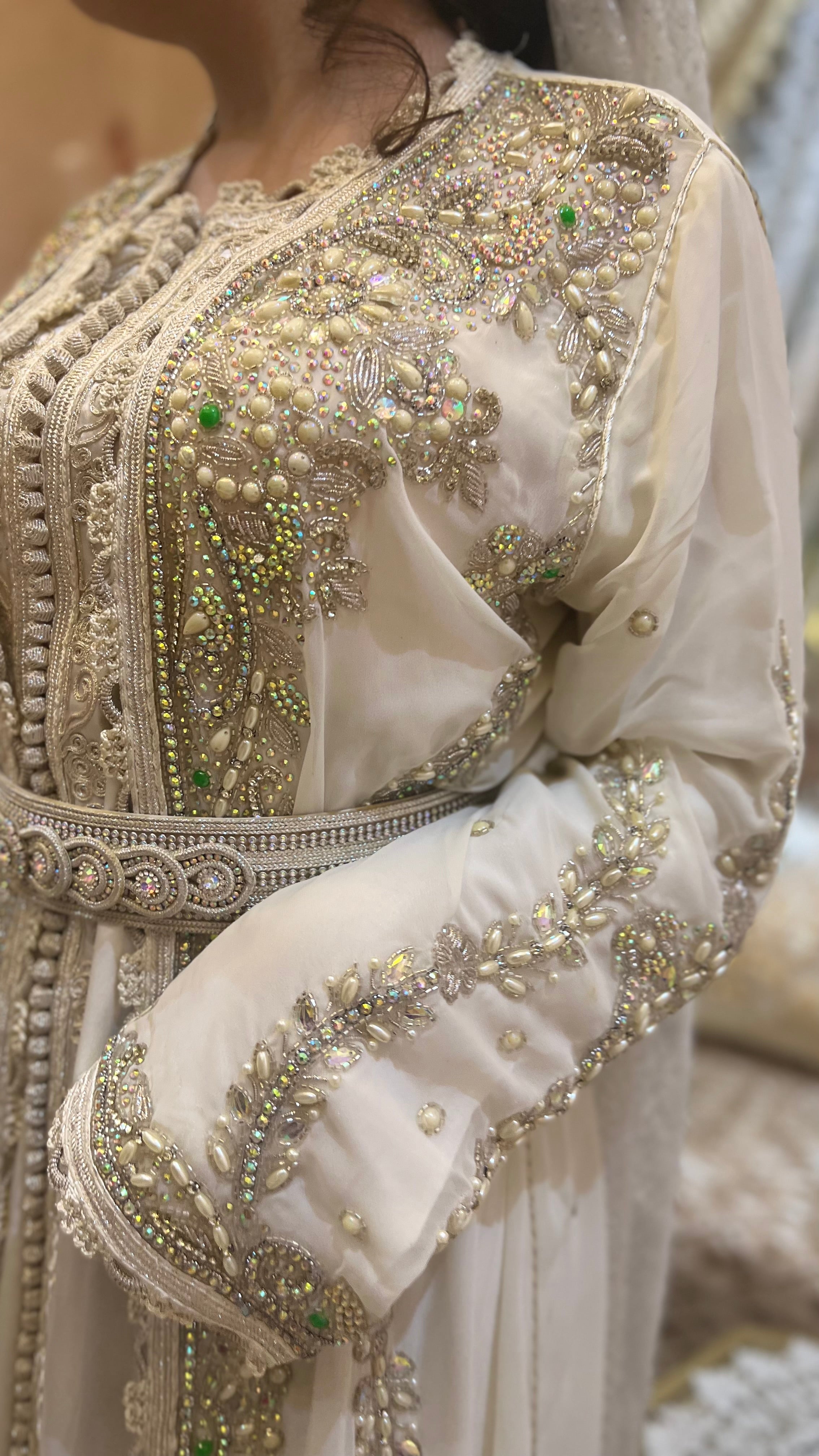 Kaftan blanc orné de pierres