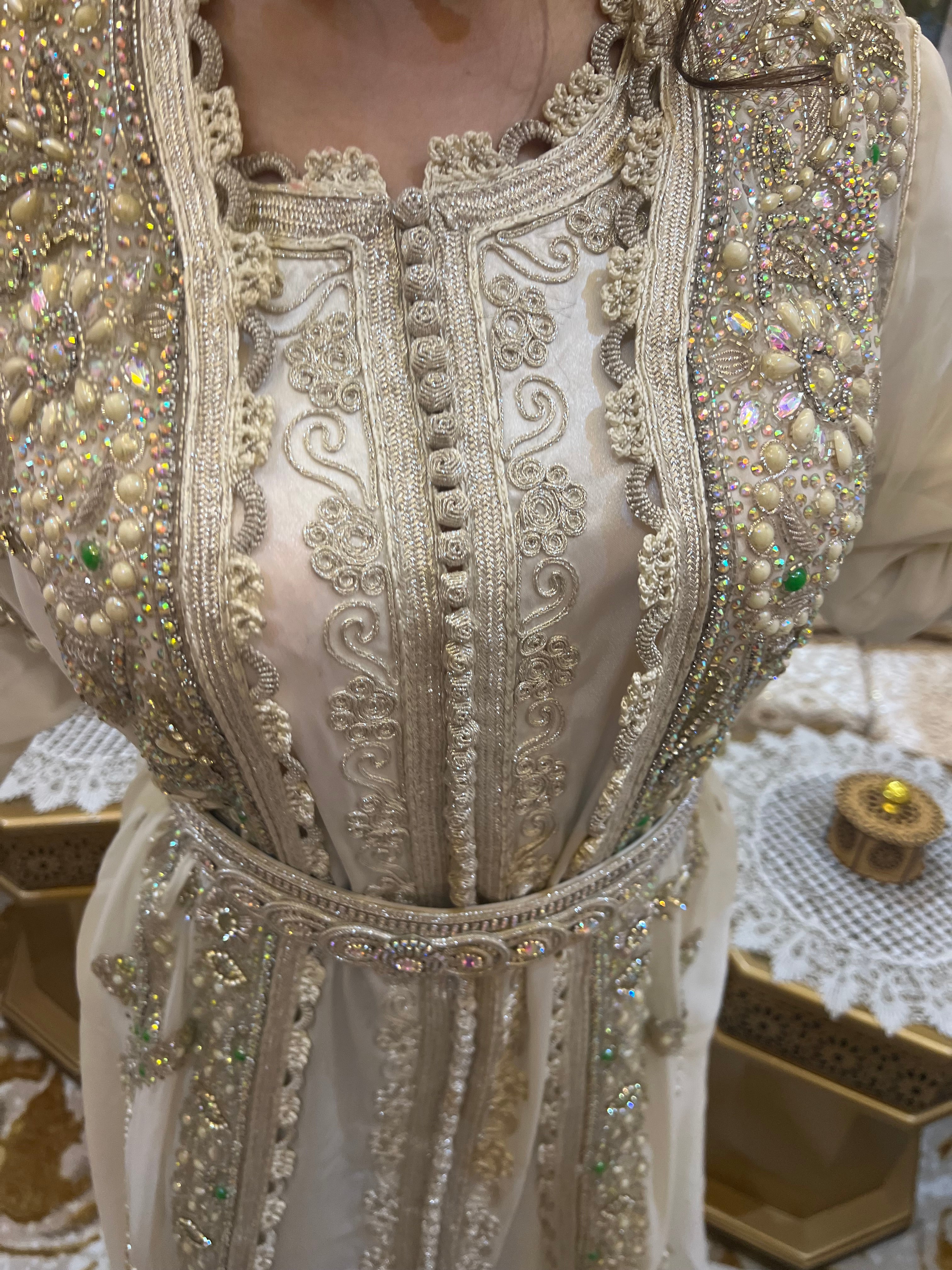 Kaftan blanc orné de pierres