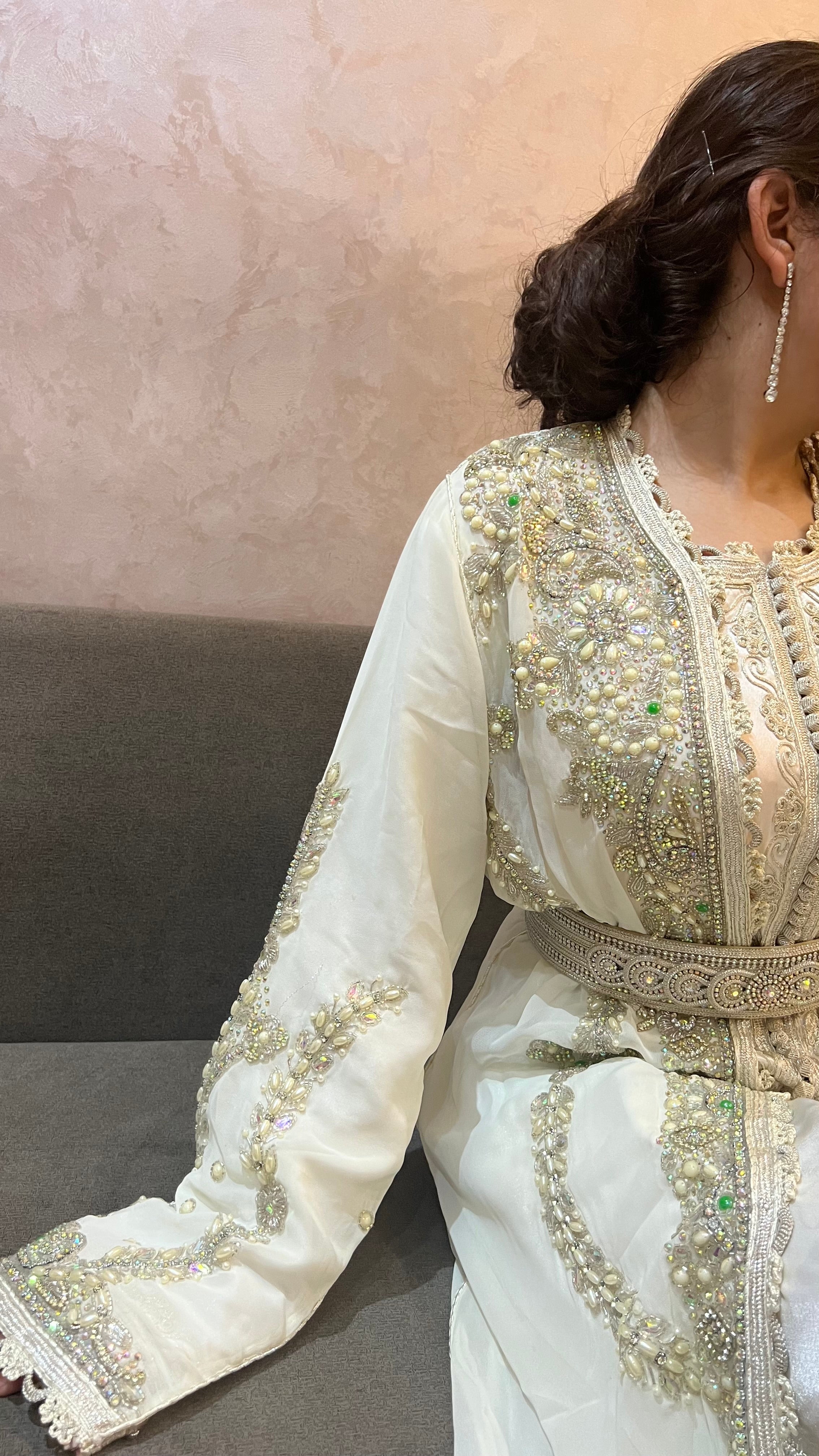 Kaftan blanc orné de pierres