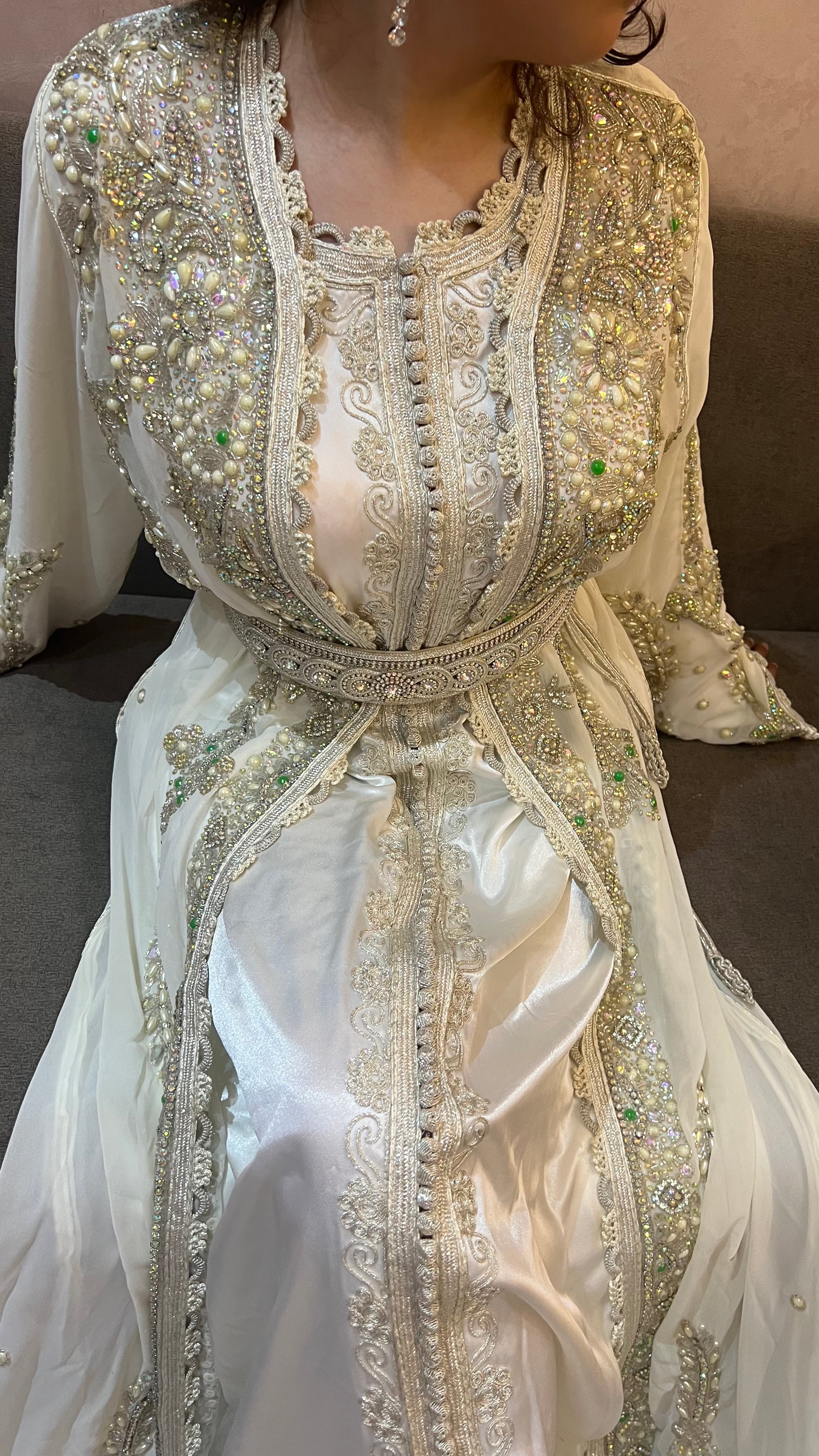 Kaftan blanc orné de pierres