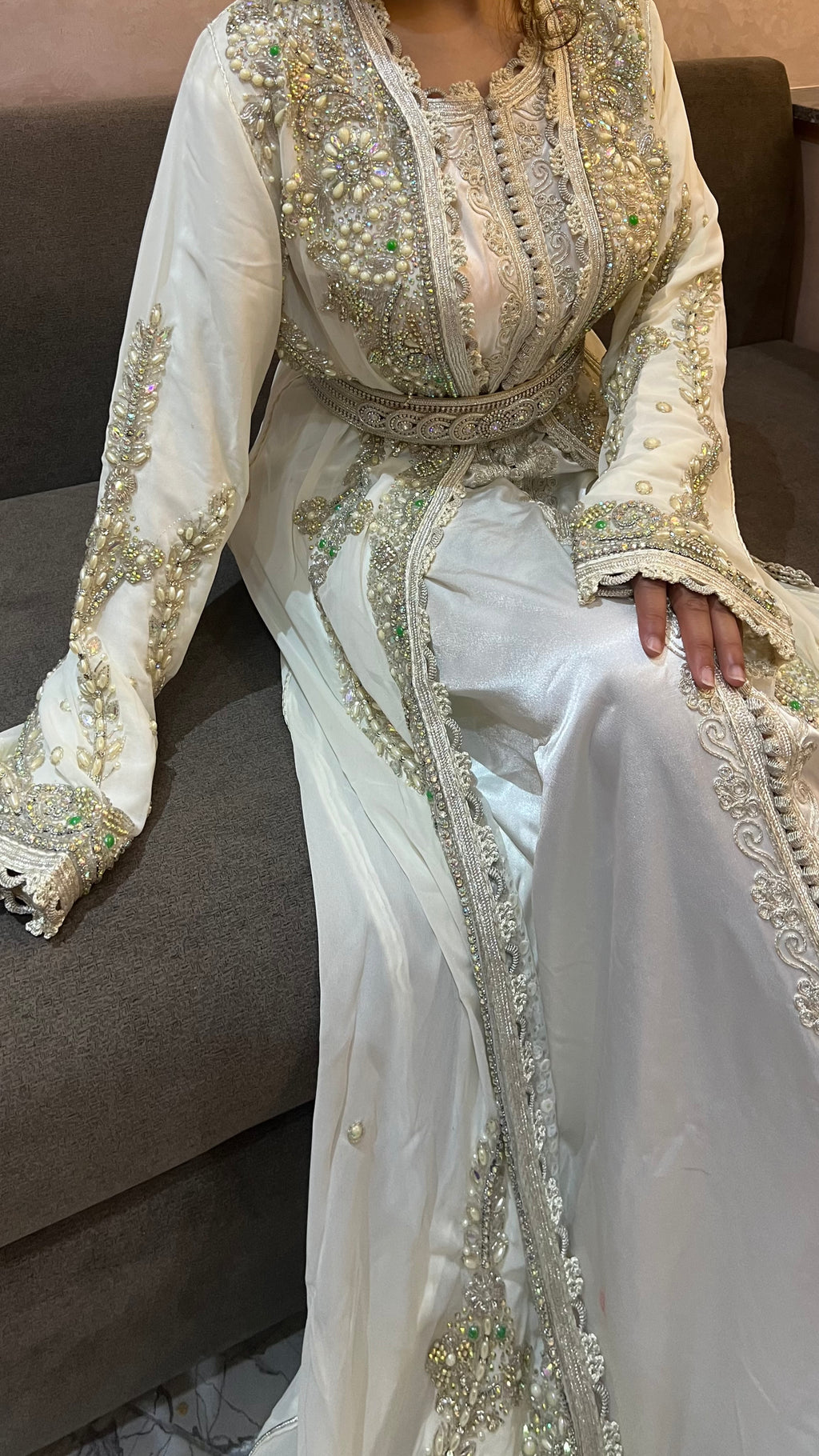 Kaftan blanc orné de pierres