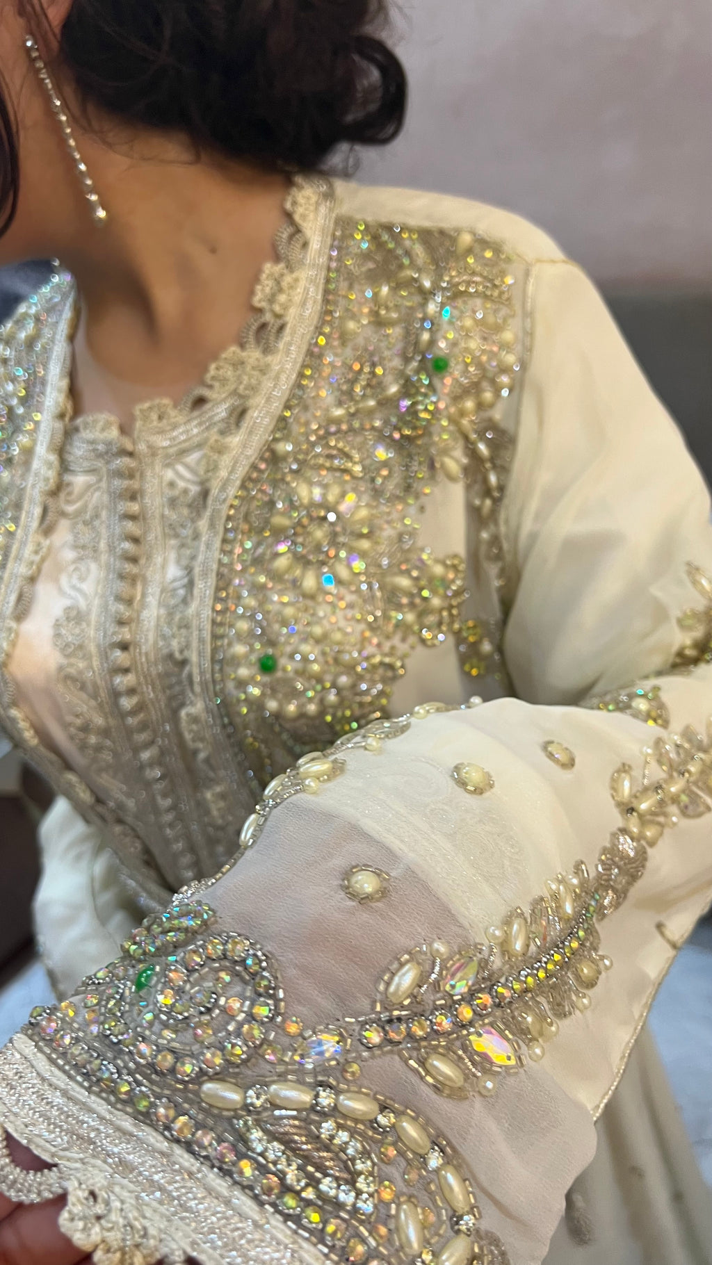 Kaftan blanc orné de pierres