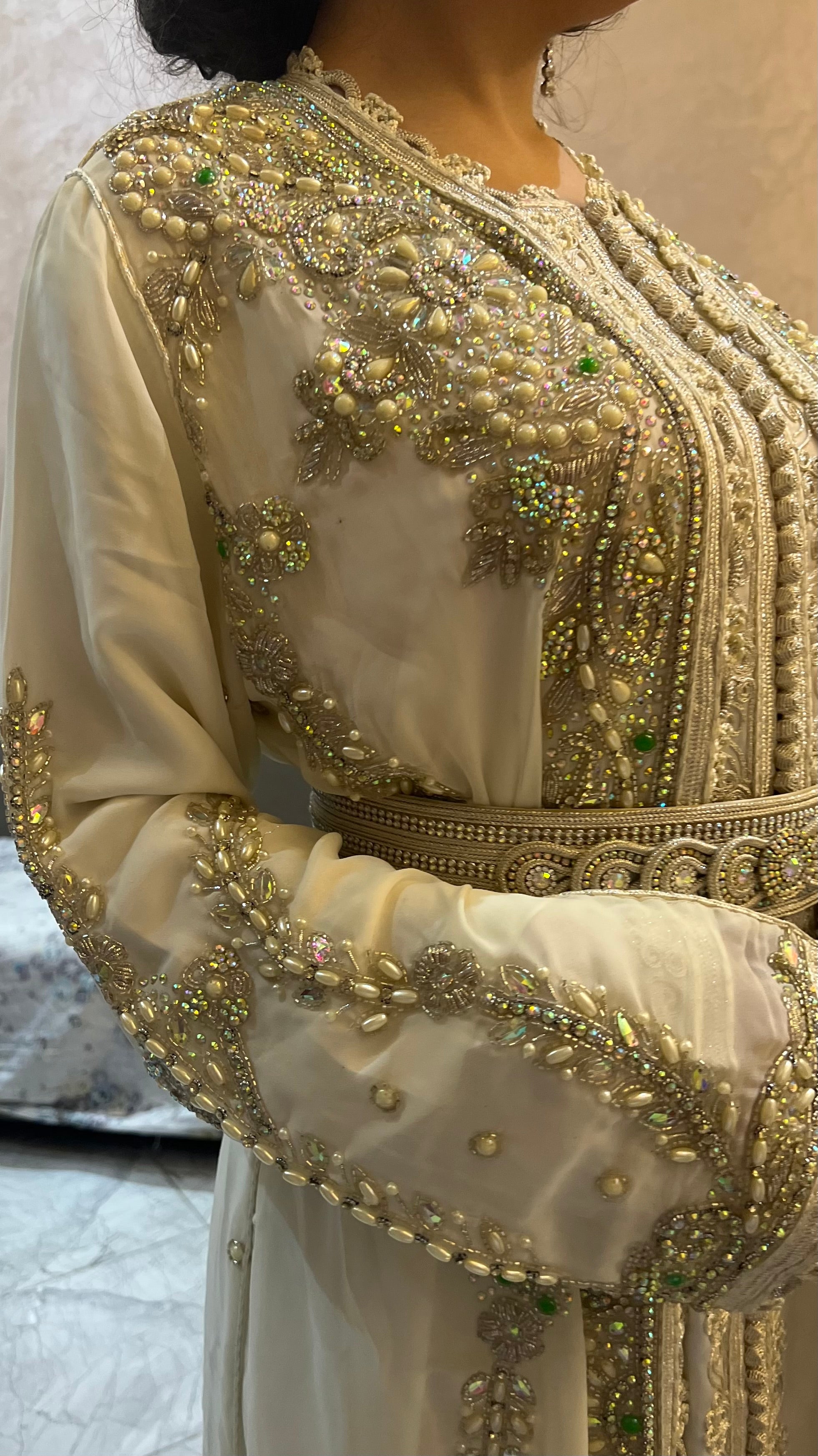 Kaftan blanc orné de pierres