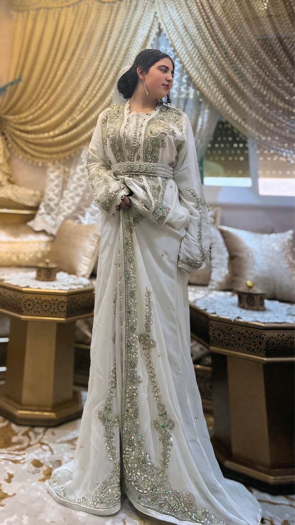 Kaftan blanc orné de pierres