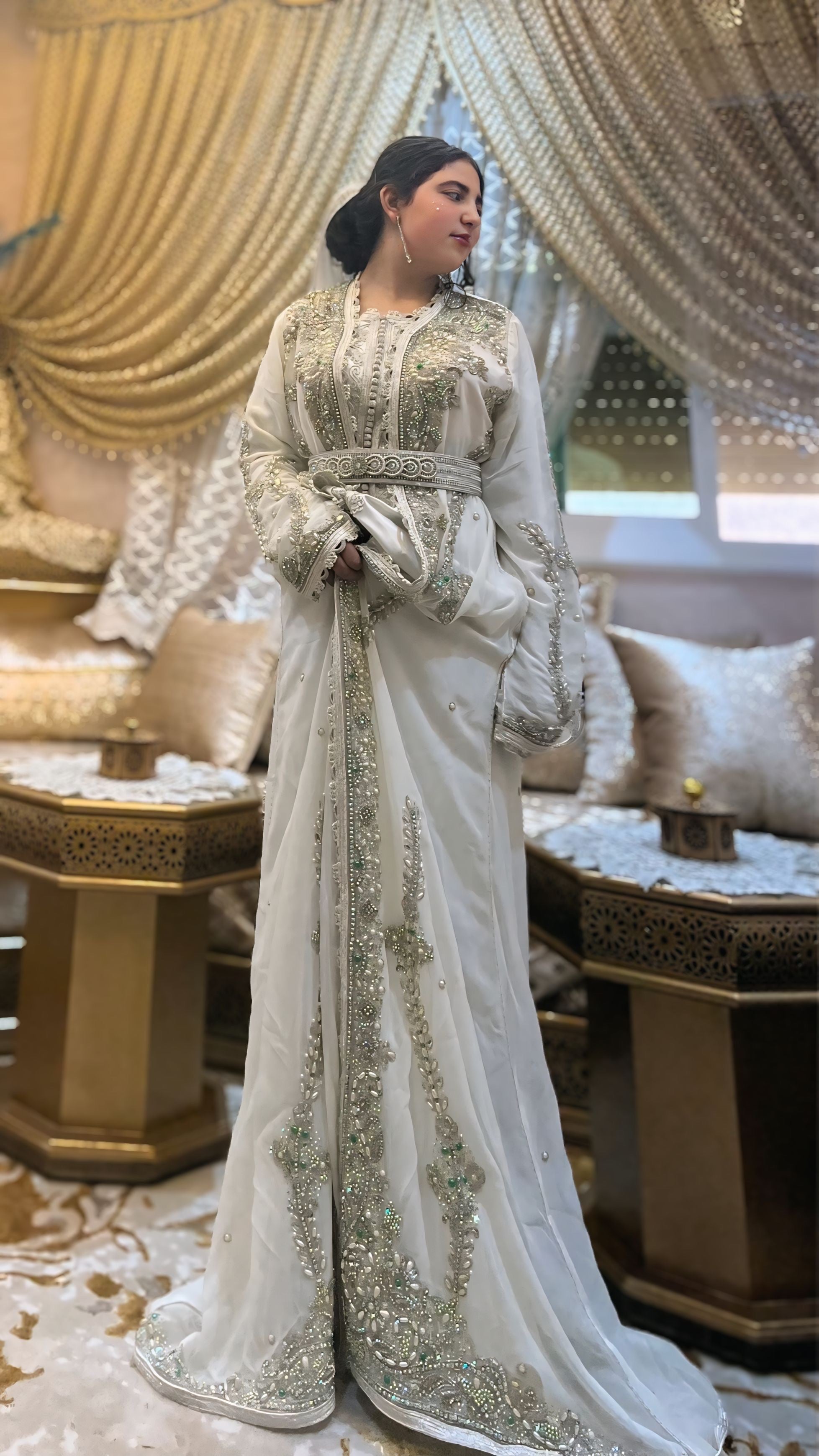 Kaftan blanc orné de pierres