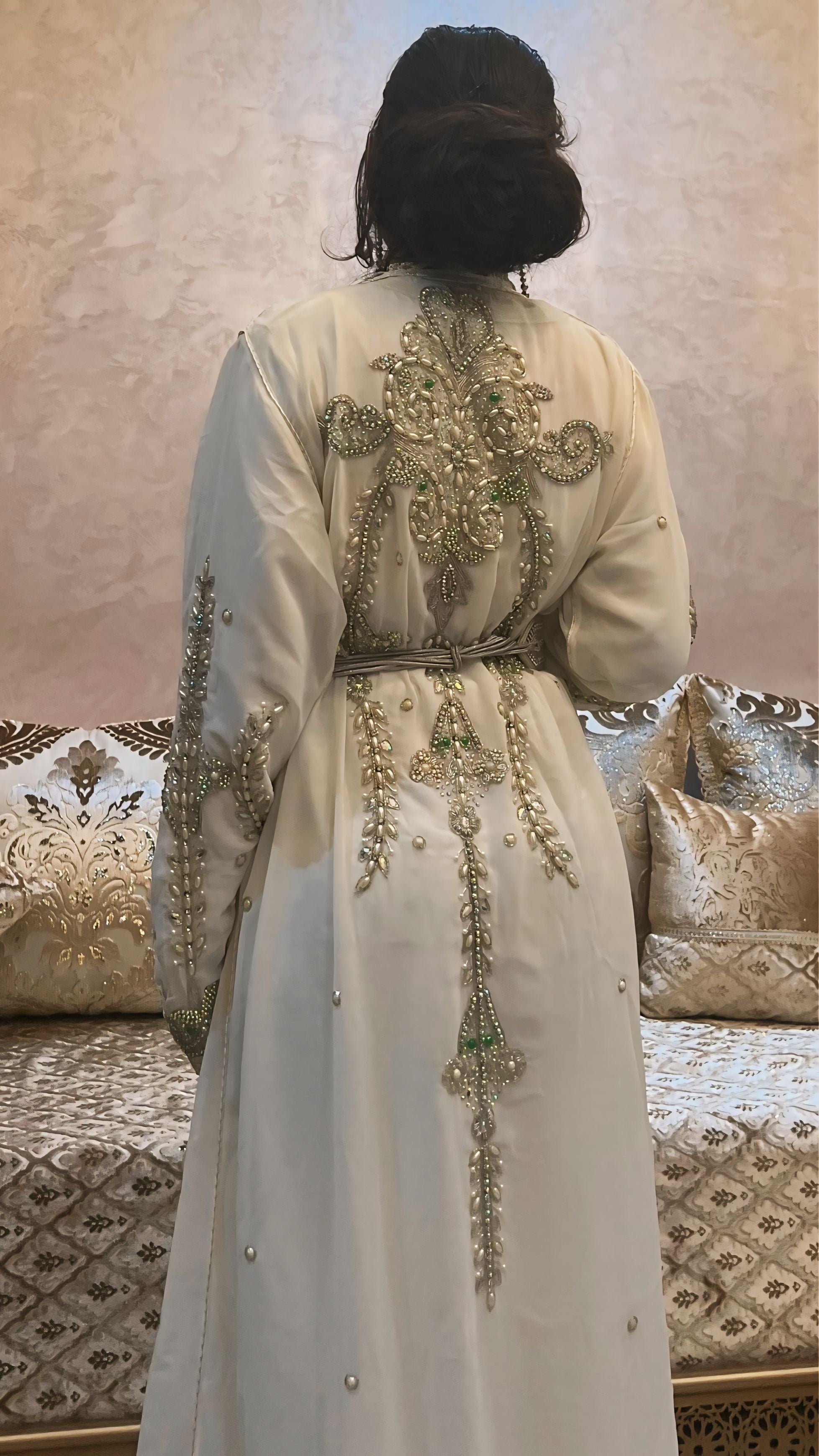Kaftan blanc orné de pierres