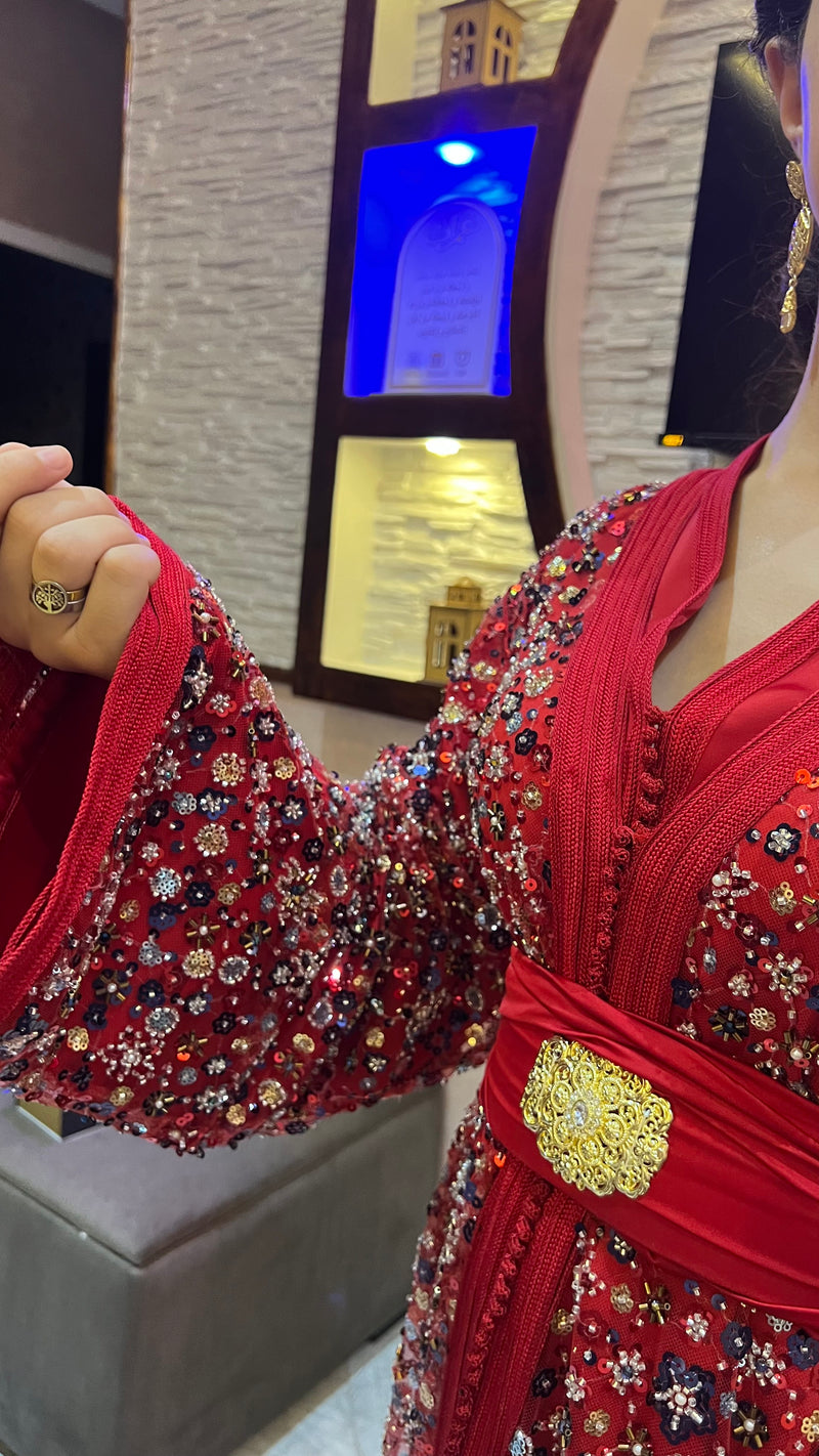 Kaftan rouge orné de pierres brillantes