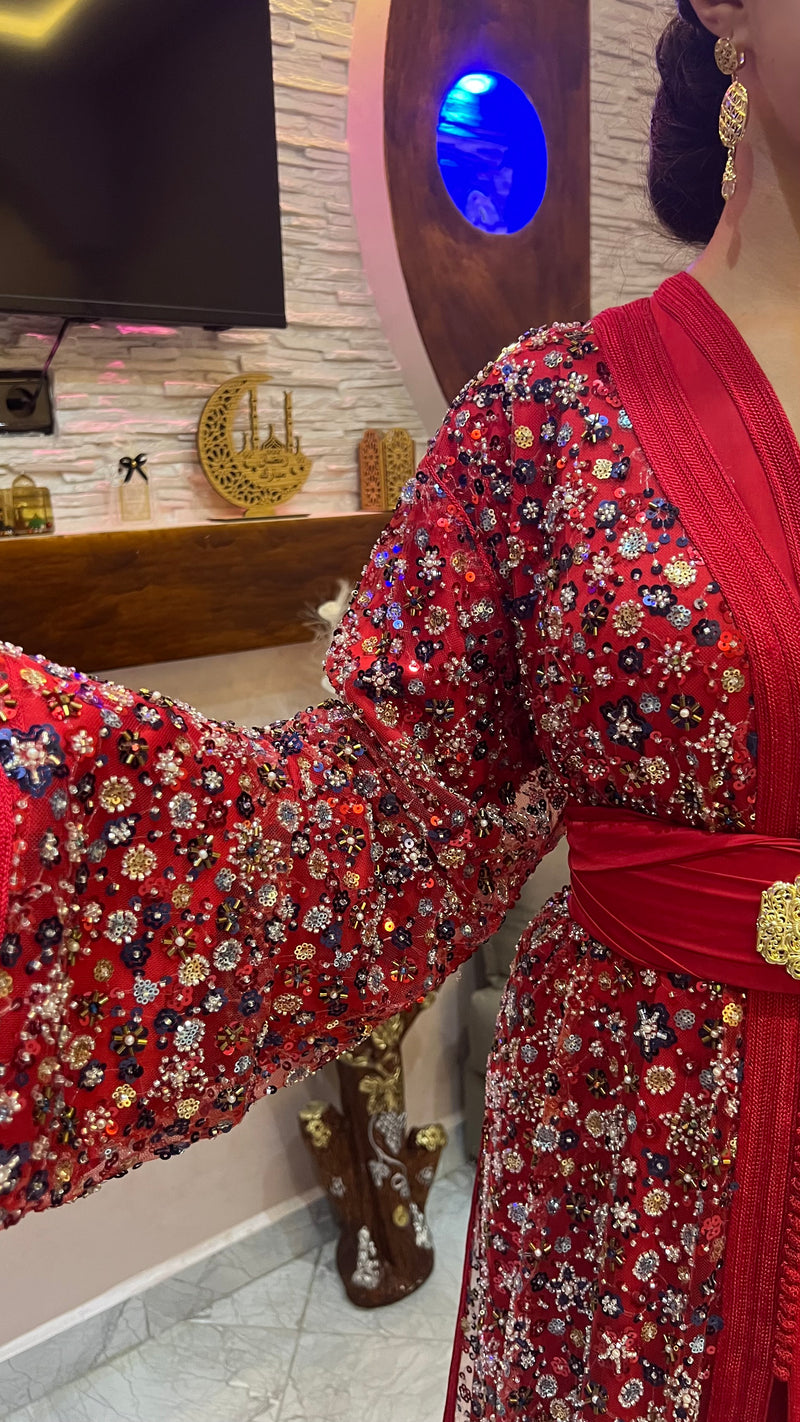 Kaftan rouge orné de pierres brillantes