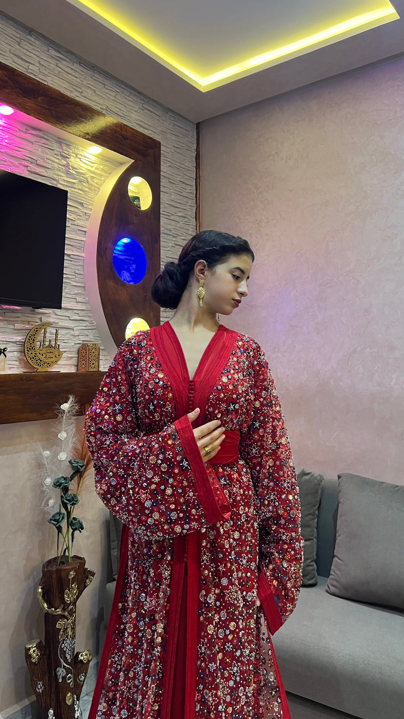Kaftan rouge orné de pierres brillantes