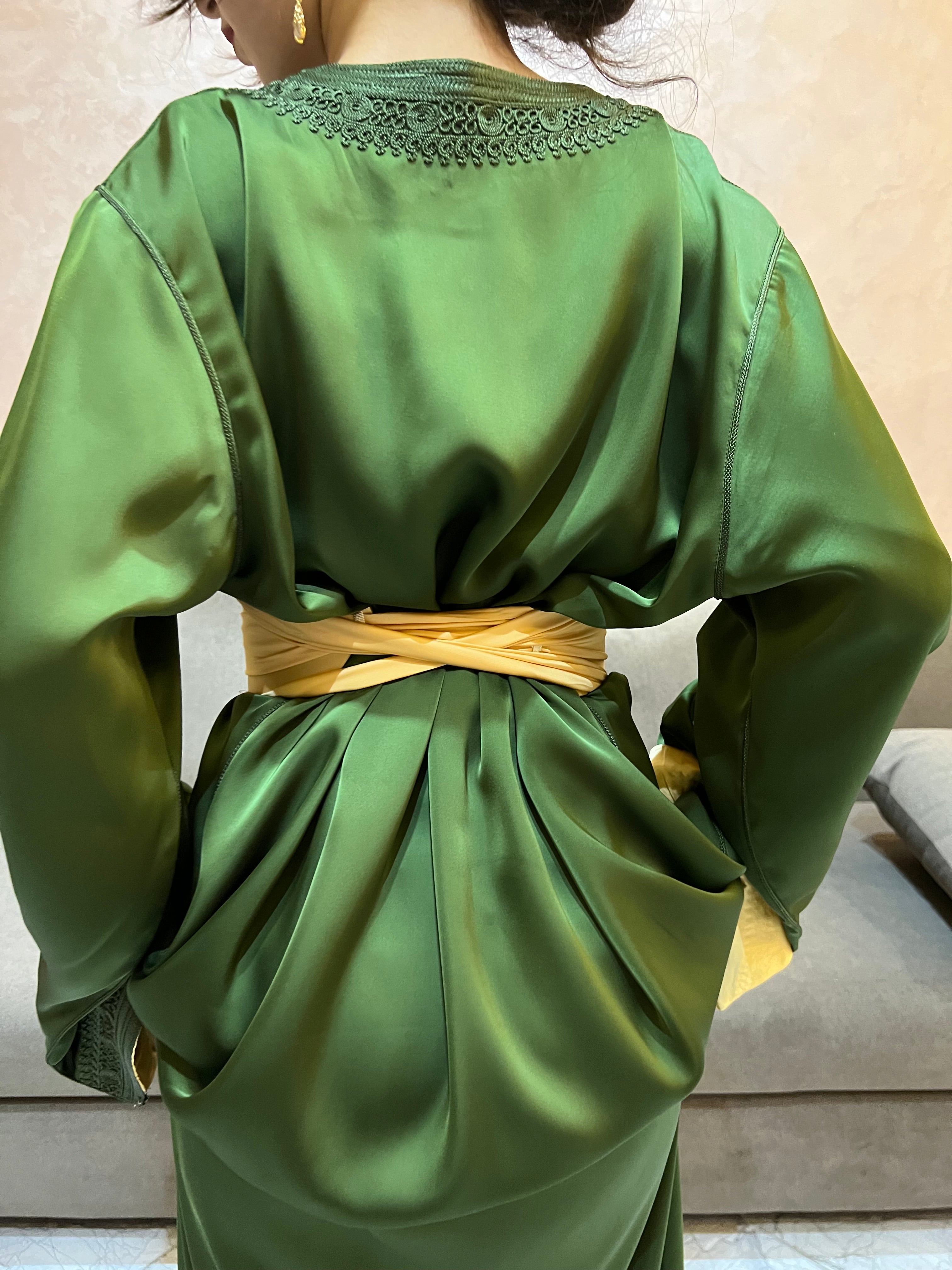 Kaftan vert olive avec des détails dorés