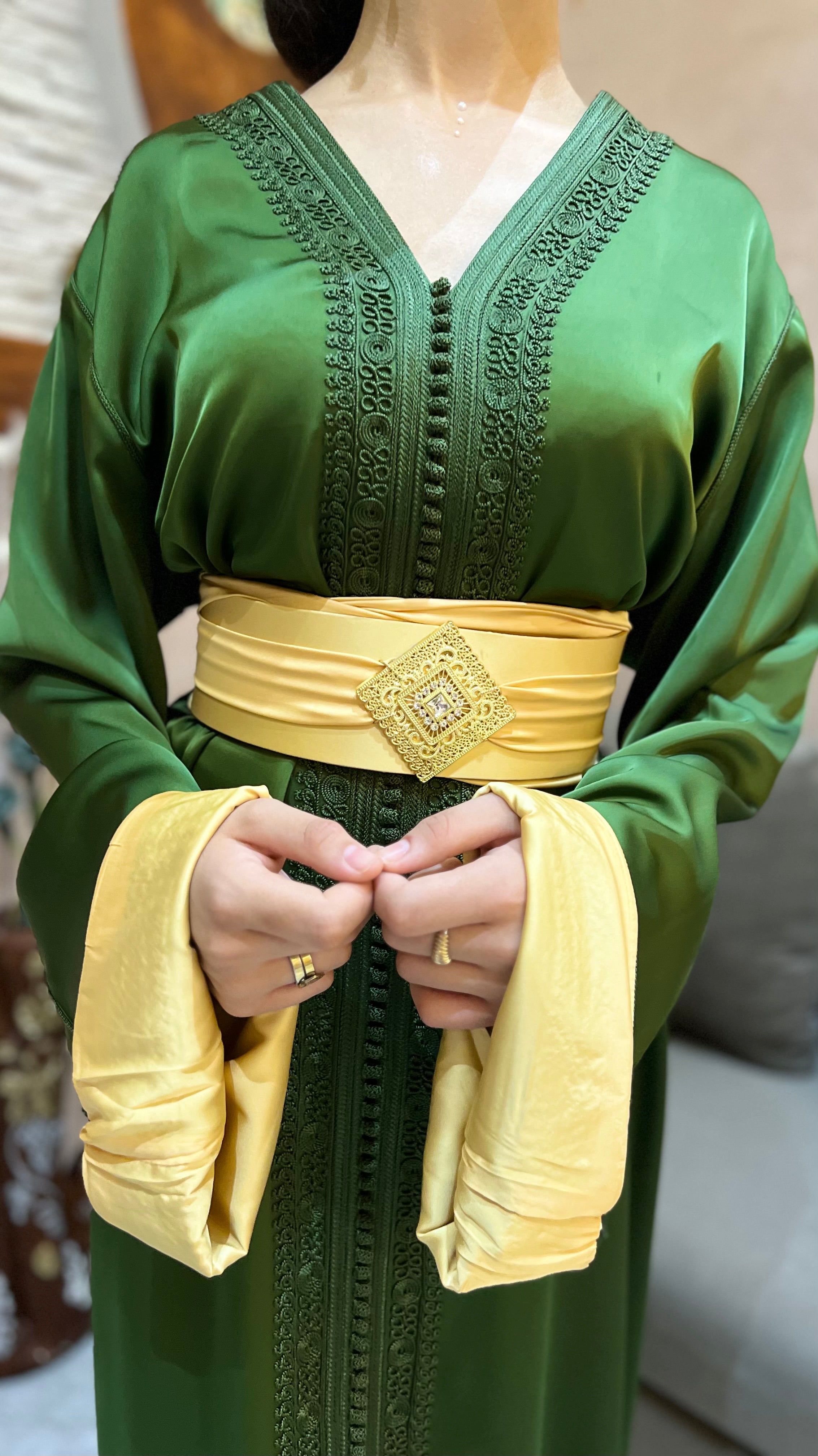 Kaftan vert olive avec des détails dorés