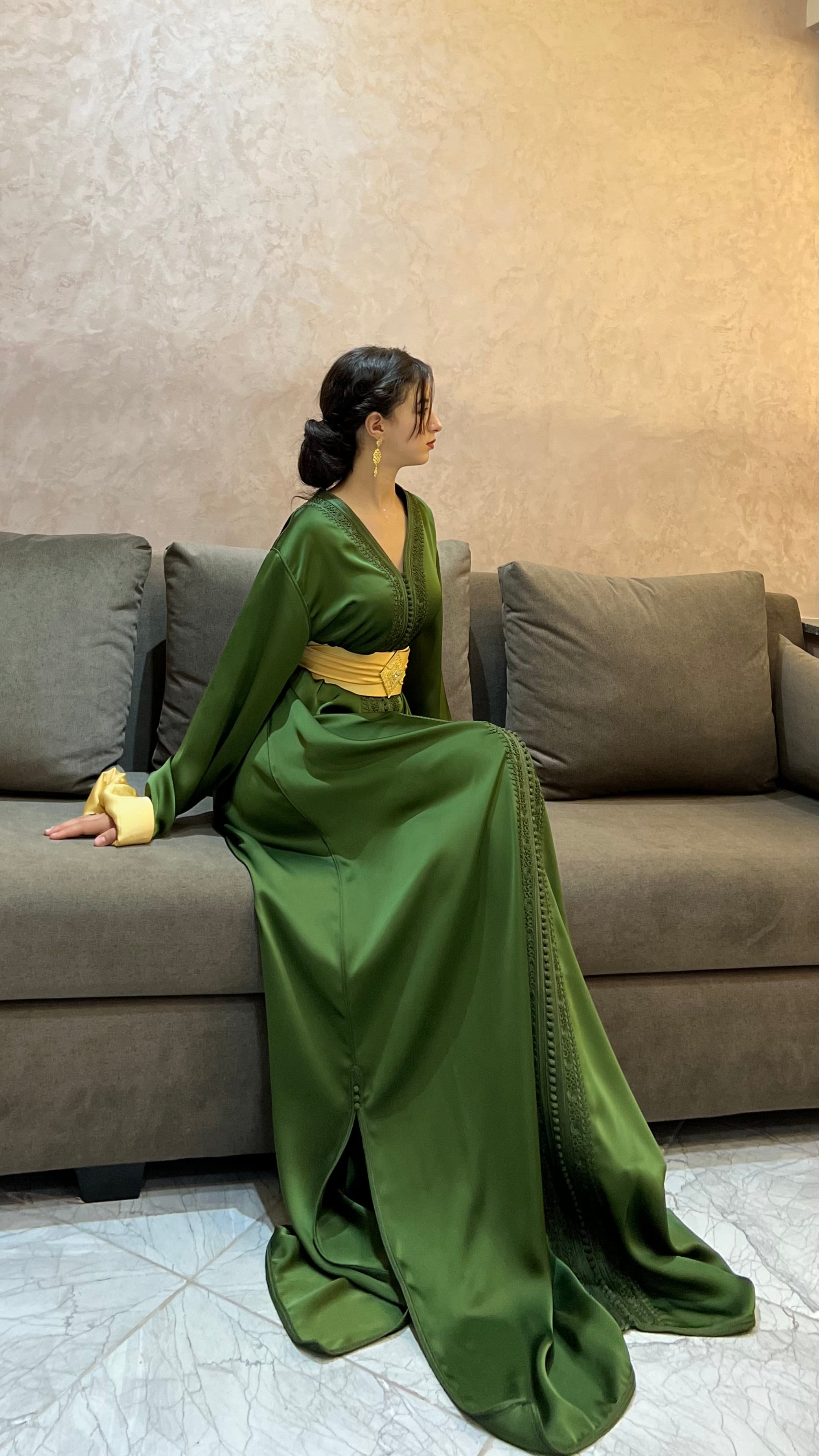 Kaftan vert olive avec des détails dorés