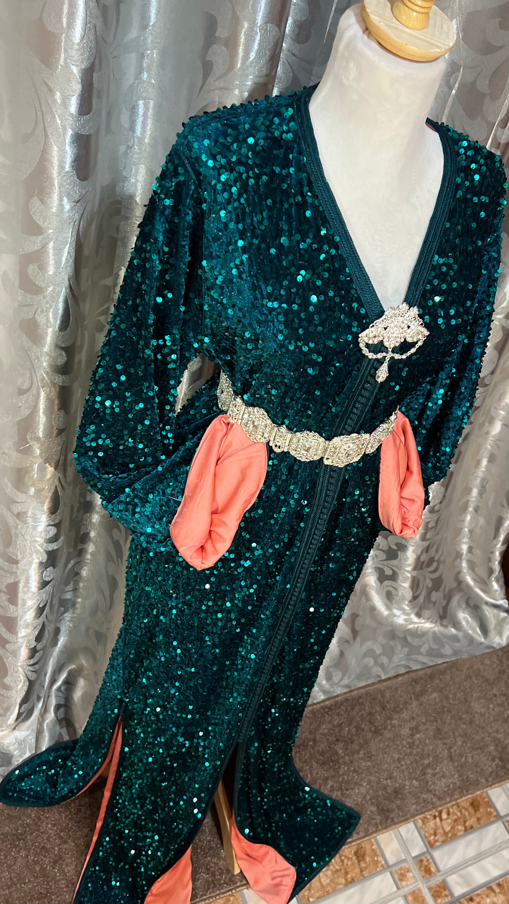 Kaftan distinctif de couleur vert émeraude