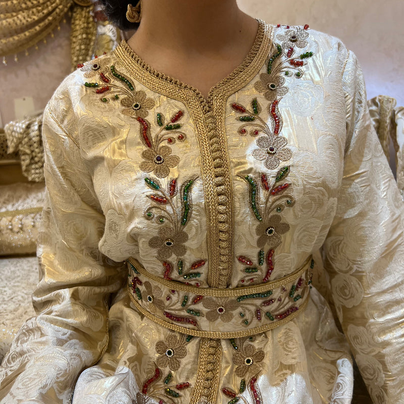 Caftan cuivre orné de pierres colorées