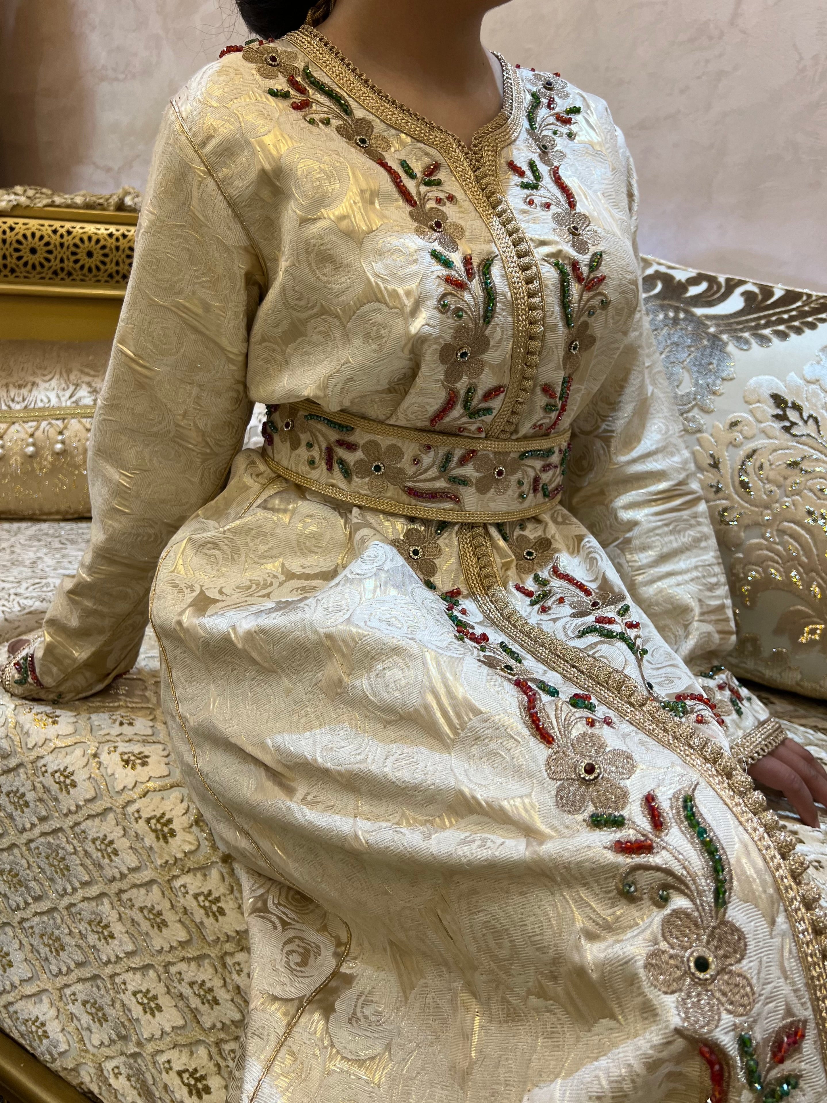 Caftan cuivre orné de pierres colorées