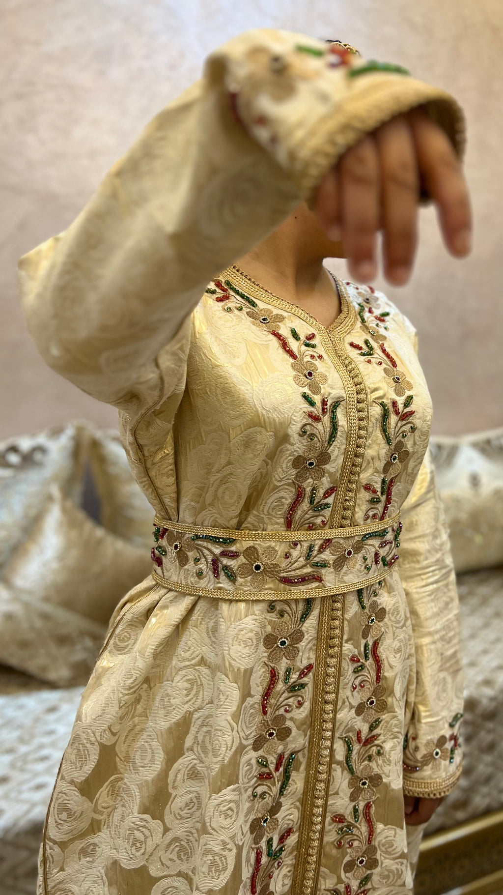 Caftan cuivre orné de pierres colorées