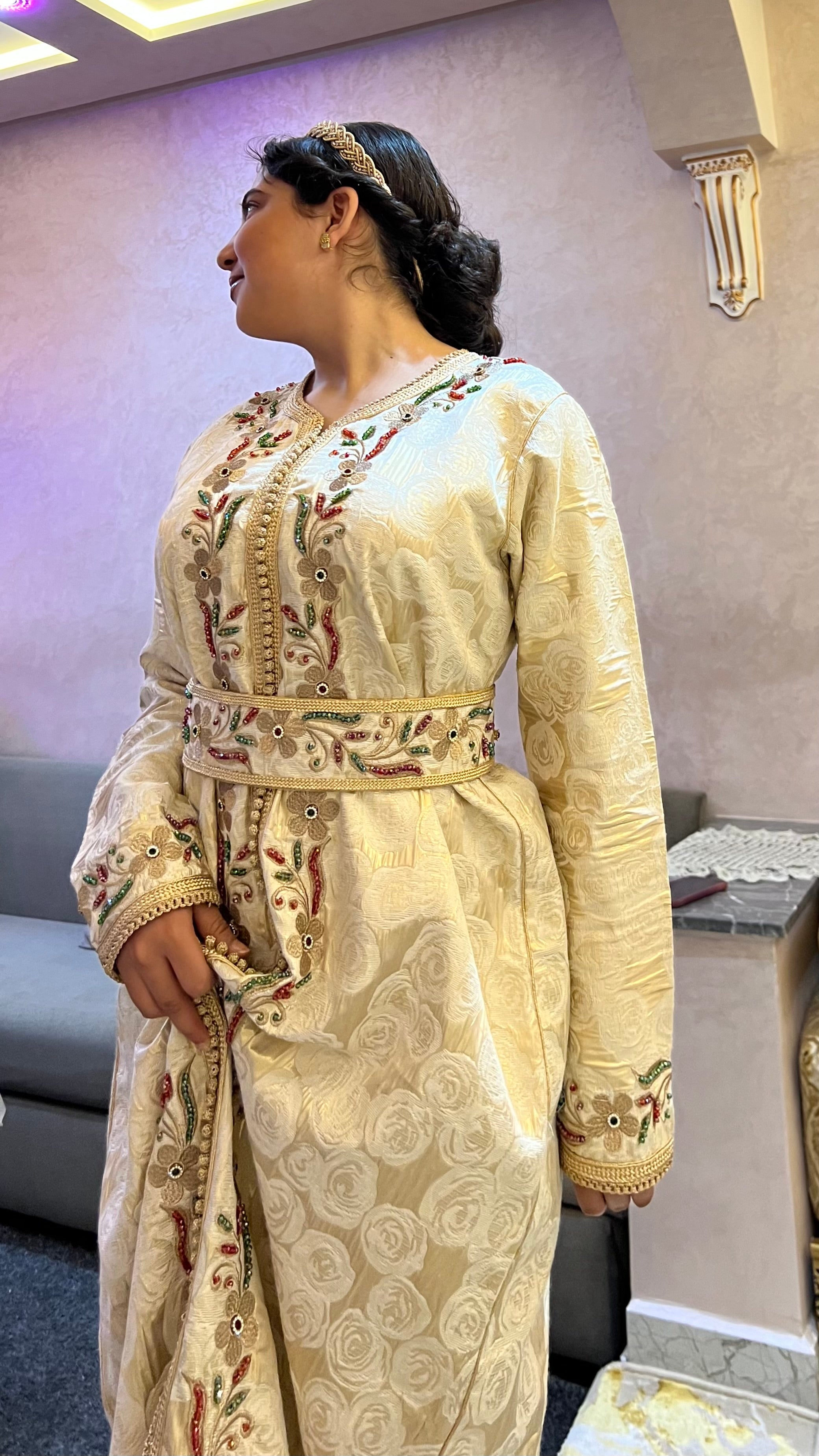 Caftan cuivre orné de pierres colorées