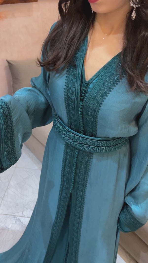 قفطان فاخر باللون الأزرق البترولي
