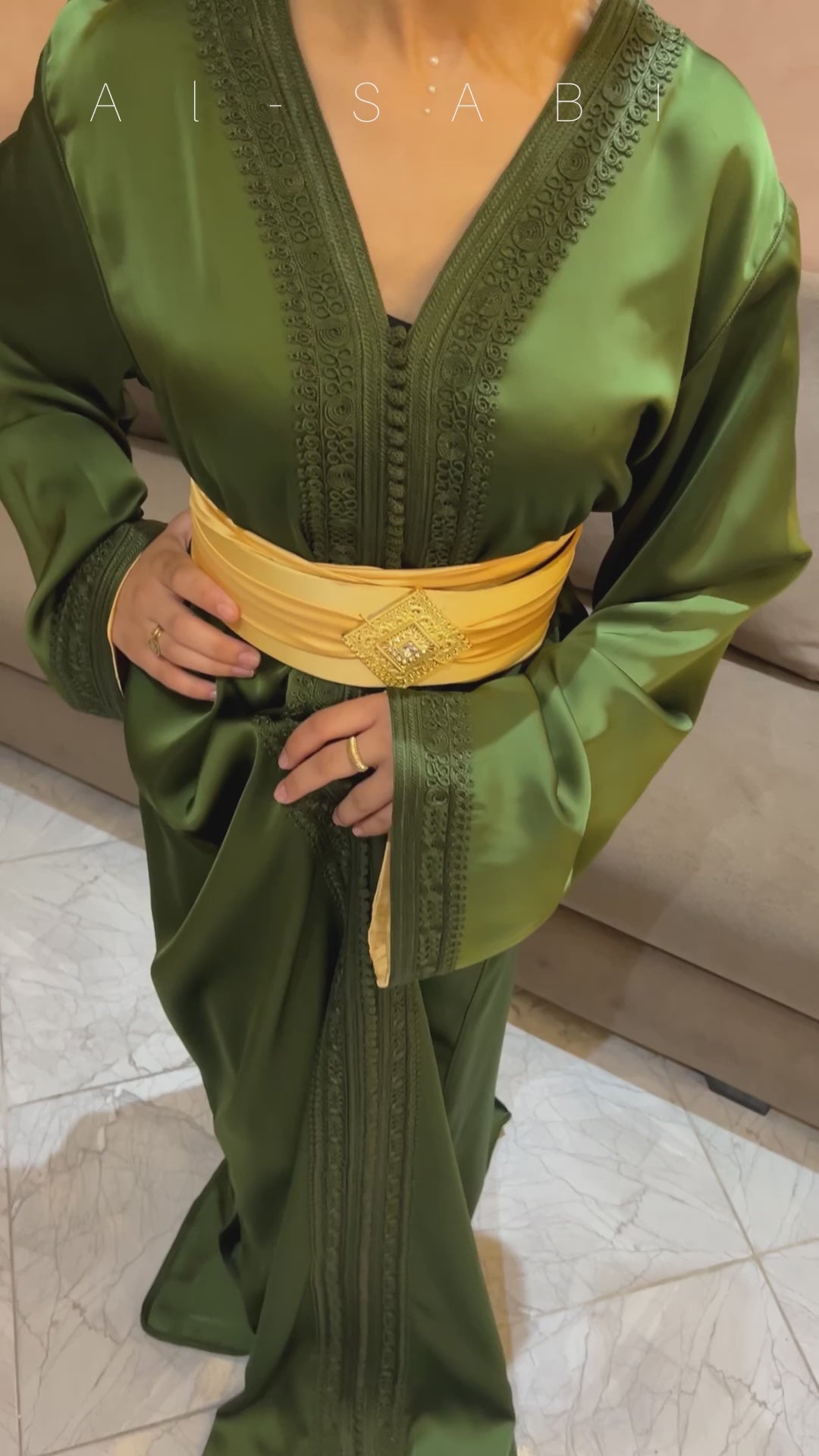 Kaftan vert olive avec des détails dorés